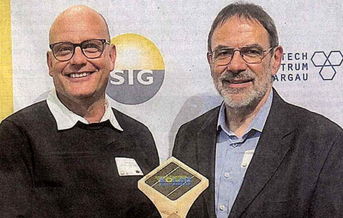 Glückliche Gewinner mit Solarpreis